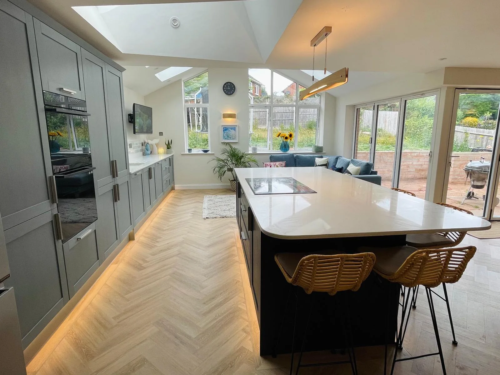 Contemporary open-plan kitchen